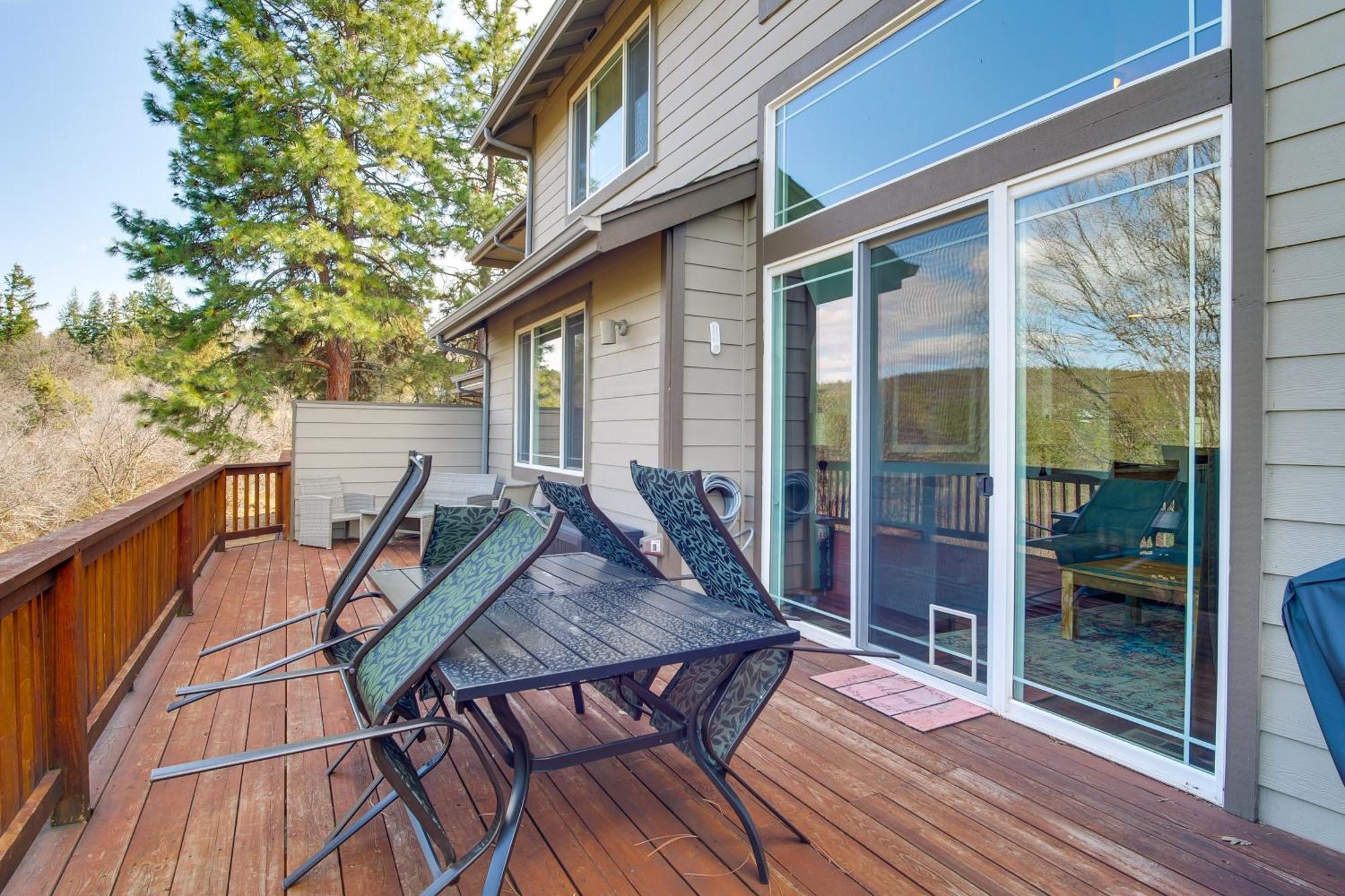 Klamath Falls Getaway With Pool And Hot Tub Access! Exterior photo
